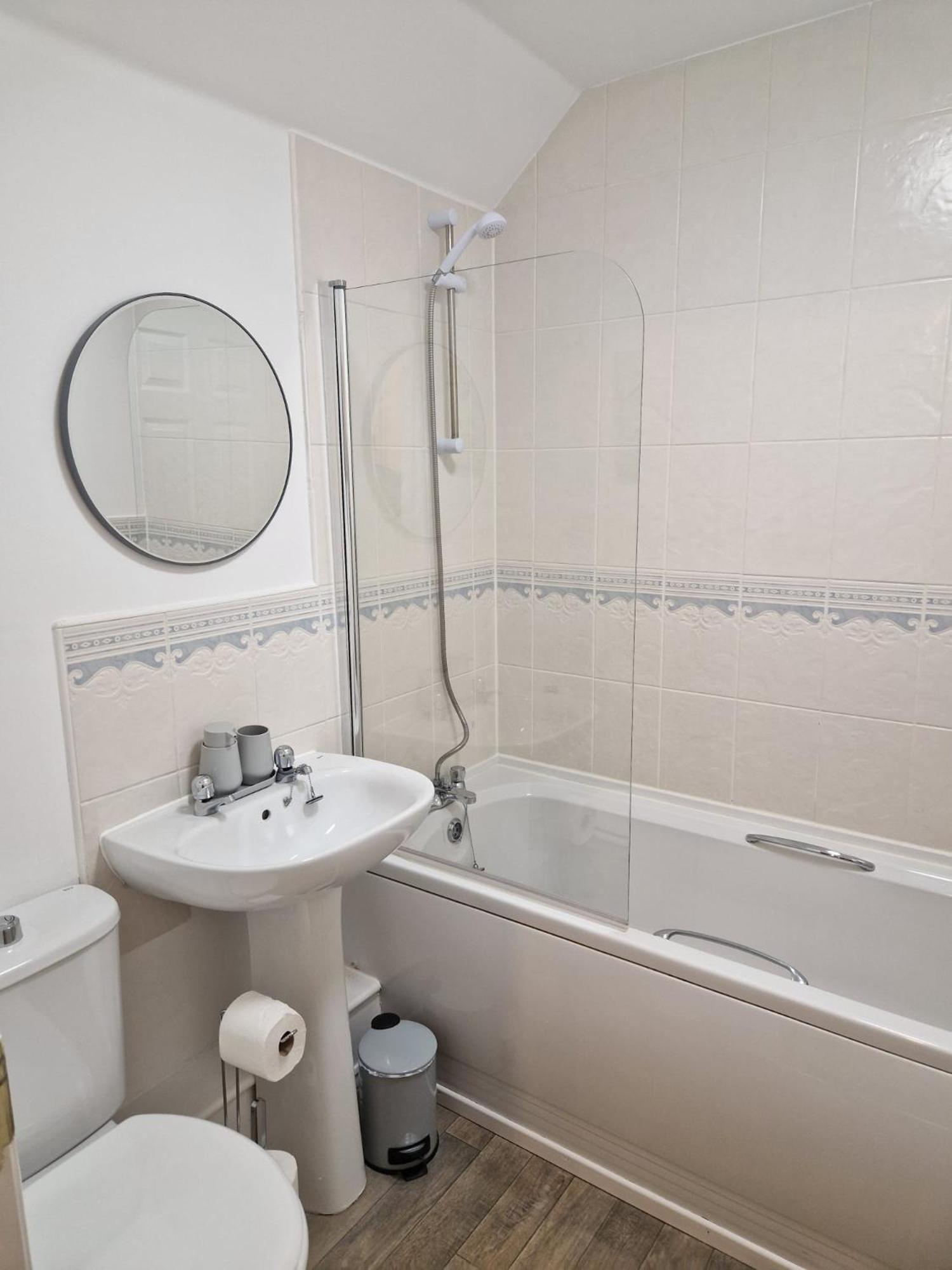 Hereford - Mayflower Coach House, Modern 2 Bedroom Property With Parking, Located South Of Hereford City, Suitable For Small Family, Couple Or Contractors - Sleeps Up To 5 Guests - Hosted By Rentmyhouse Kültér fotó
